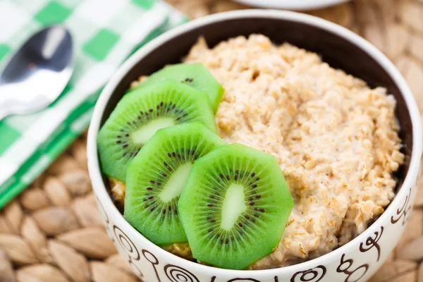 Ciotola di porridge di avena con kiwi — Foto Stock