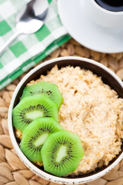 Cuenco de avena gachas con kiwi — Foto de Stock