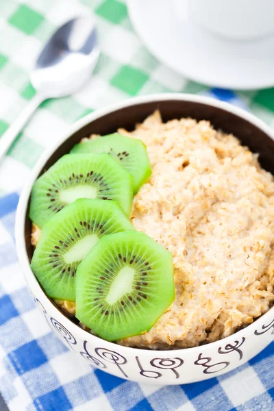 Ciotola di porridge di avena con kiwi — Foto Stock