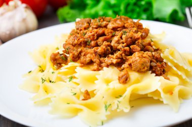 bir tabakta bolognese makarna
