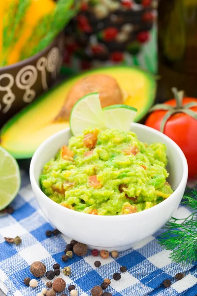 Guacamole mit Avocado, Limette, Tomate — Stockfoto