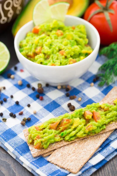 Guacamole dengan alpukat, kapur, tomat — Stok Foto