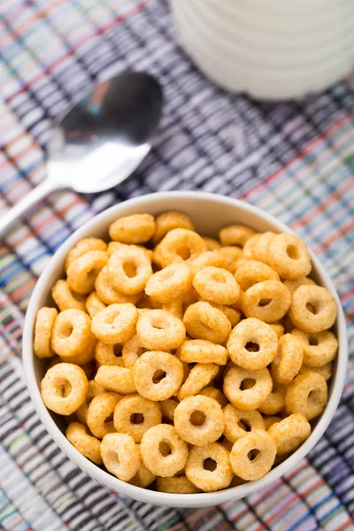 Schüssel mit Honigkornringen — Stockfoto