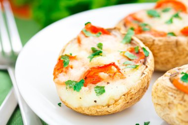 Mantarlar mozzarella ve domates dolması