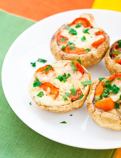 Champignons farcis à la mozzarella et tomate — Photo