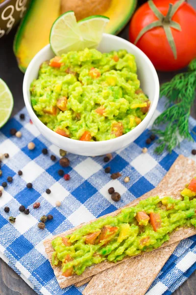 Guacamole with avocado, lime, tomato — Stock Photo, Image