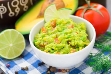 guacamole avokado, limon, domates ile