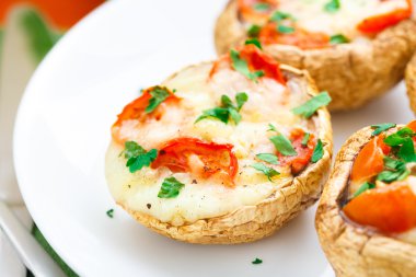 Mantarlar mozzarella ve domates dolması