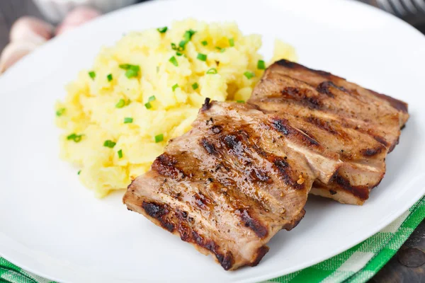 Gegrillte Rippchen mit Kartoffelpüree — Stockfoto