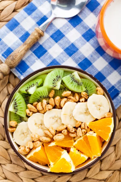 Müsli med tropiska frukter — Stockfoto