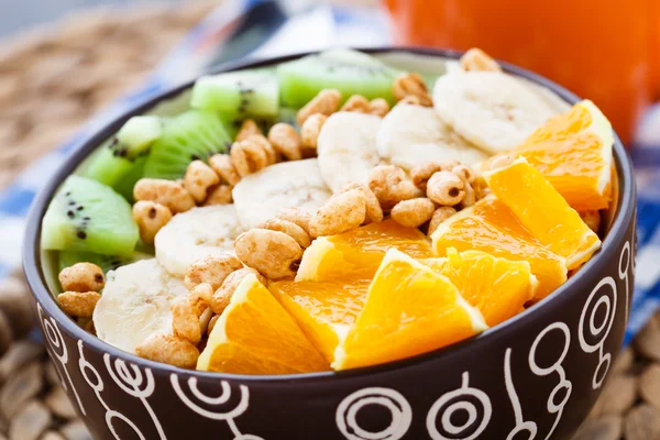 Müsli mit tropischen Früchten — Stockfoto