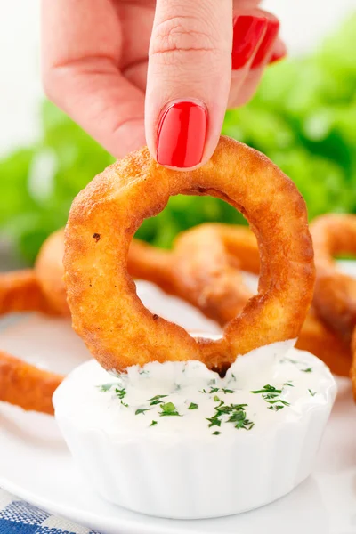 Finger halten Zwiebelring — Stockfoto