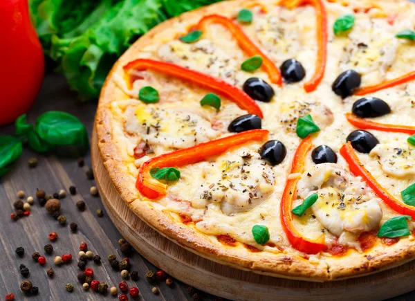 Pizza with chicken, pepper and olives — Stock Photo, Image