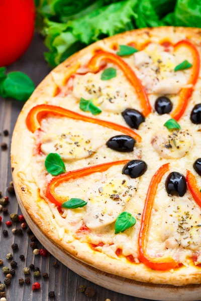 Pizza z kurczakiem, papryka i oliwki — Zdjęcie stockowe