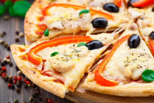Pizza z kurczakiem, papryka i oliwki — Zdjęcie stockowe