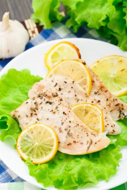limon ve sarımsak ile tavuk göğsü