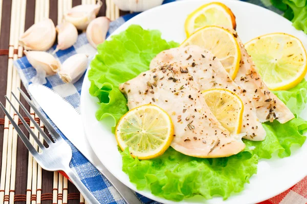 Chicken breast with lemon and garlic — Stock Photo, Image