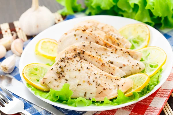 Chicken breast with lemon and garlic — Stock Photo, Image