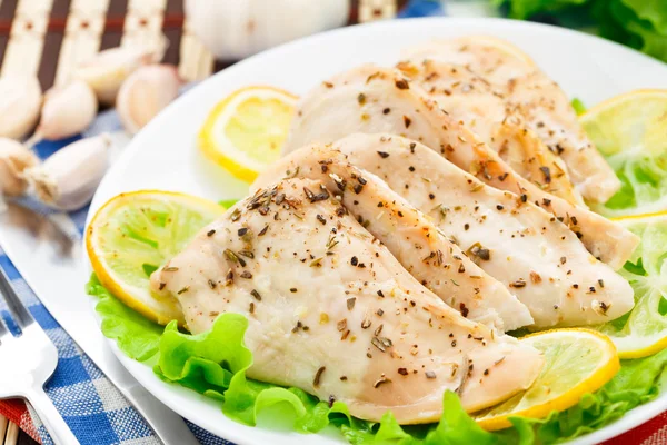 Chicken breast with lemon and garlic — Stock Photo, Image