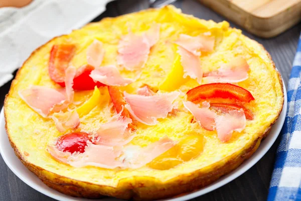 Omlet jambon ve sebze ile — Stok fotoğraf