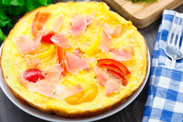 Omelette with vegetables and prosciutto — Stock Photo, Image