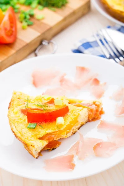 Omelett med grönsaker och prosciutto — Stockfoto