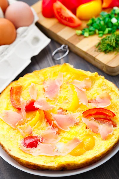 Omelette with vegetables and prosciutto — Stock Photo, Image