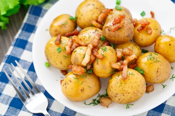 Batata com bacon e ervas — Fotografia de Stock