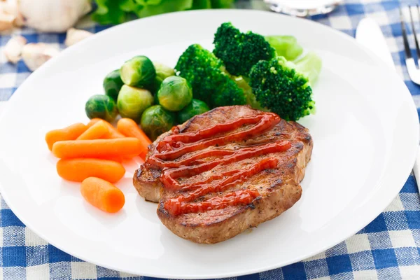 Steak mit Gemüse — Stockfoto