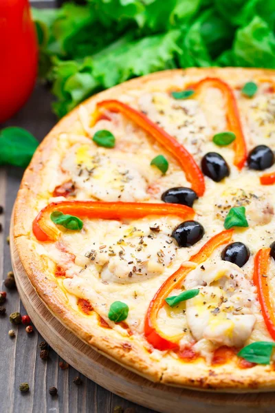 Pizza s kuřecím masem, pepřem a olivami — Stock fotografie