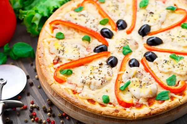 Pizza met kip, peper en olijven — Stockfoto