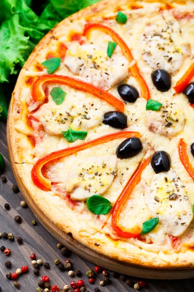 Піца з куркою, перцем та оливками — стокове фото