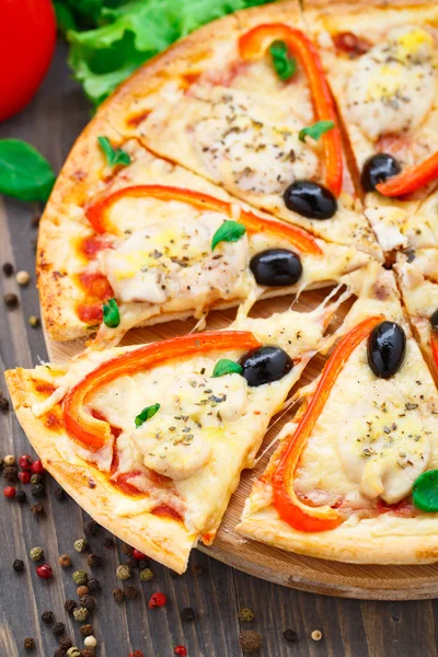 Pizza met kip, peper en olijven — Stockfoto
