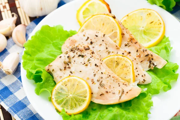 Hühnerbrust mit Zitrone und Knoblauch — Stockfoto