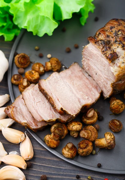 Ofen gebackenes Schweinefleisch mit Pilzen — Stockfoto