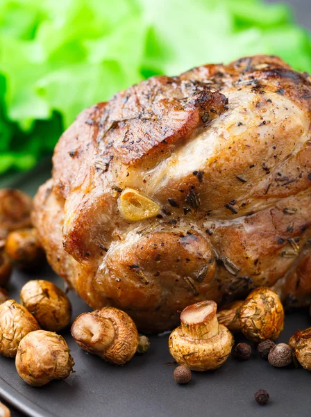 Horno de cerdo al horno con setas — Foto de Stock