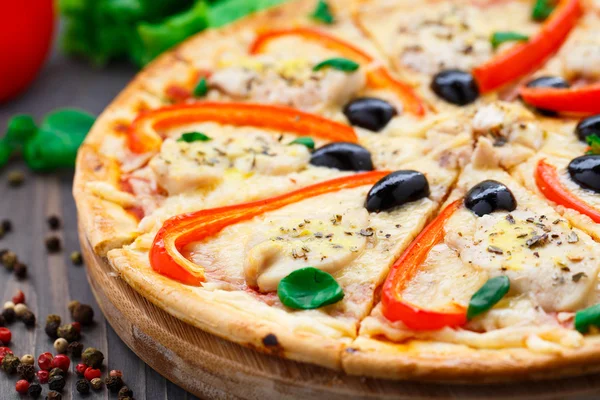 Pizza com frango, pimenta e azeitonas — Fotografia de Stock
