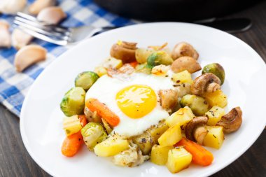 sebze ve mantar ile pişmiş yumurta