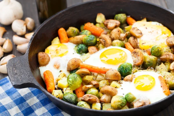 Ovos assados com legumes e cogumelos — Fotografia de Stock
