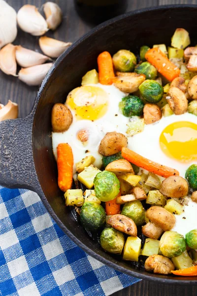 烤的鸡蛋和蔬菜和蘑菇 — 图库照片