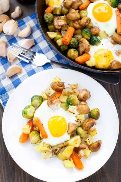 Gebackene Eier mit Gemüse und Pilzen — Stockfoto