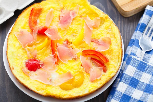 Omelette with vegetables and prosciutto — Stock Photo, Image