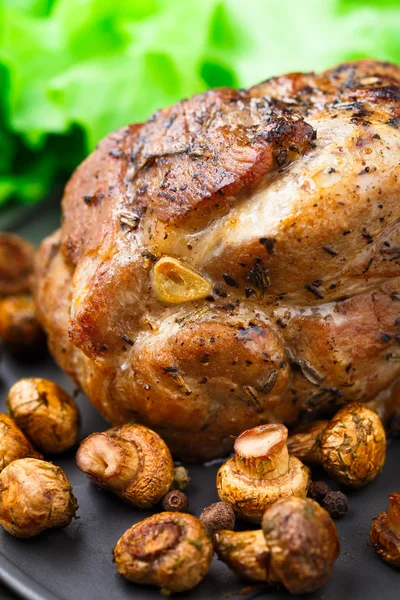 Ofen gebackenes Schweinefleisch mit Pilzen — Stockfoto