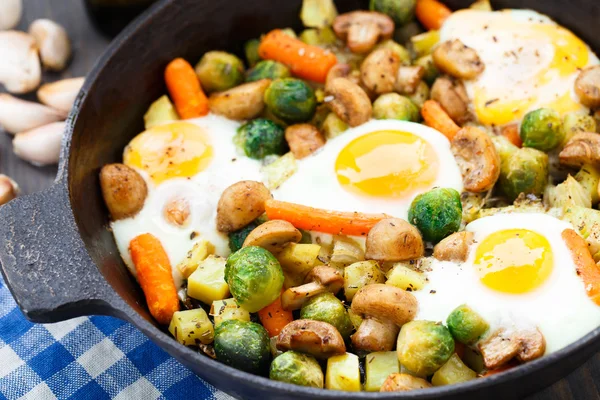 Gebackene Eier mit Gemüse und Pilzen — Stockfoto