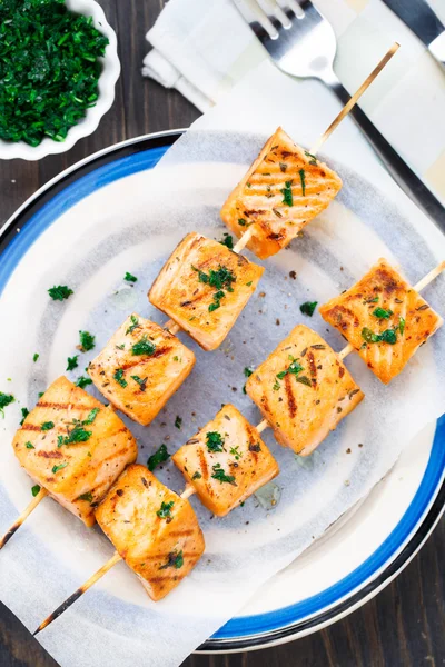 Zalm spiesjes — Stockfoto