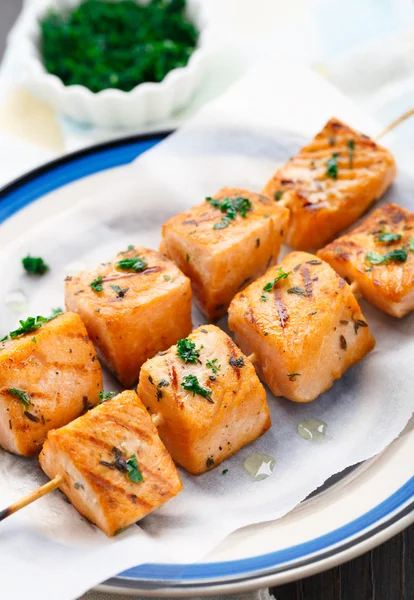 Zalm spiesjes — Stockfoto