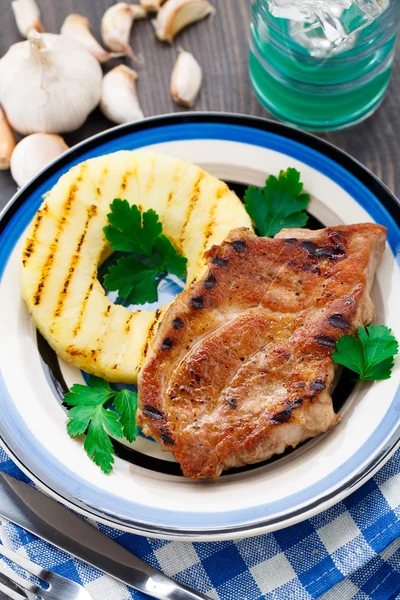 Chuleta de cerdo a la parrilla de piña — Foto de Stock