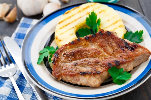 Ananas z grilla Kotlet schabowy — Zdjęcie stockowe