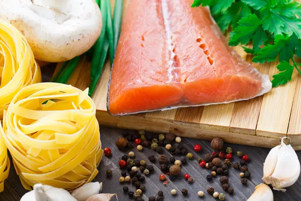 Ingredience pro lososa těstoviny — Stock fotografie