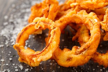 Ev yapımı kızarmış soğan halkaları.